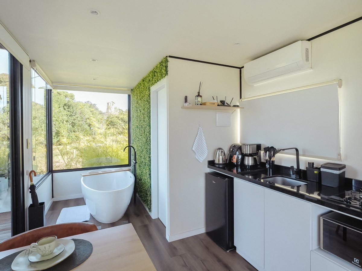 Cabana Serenitá — cozinha e banheira